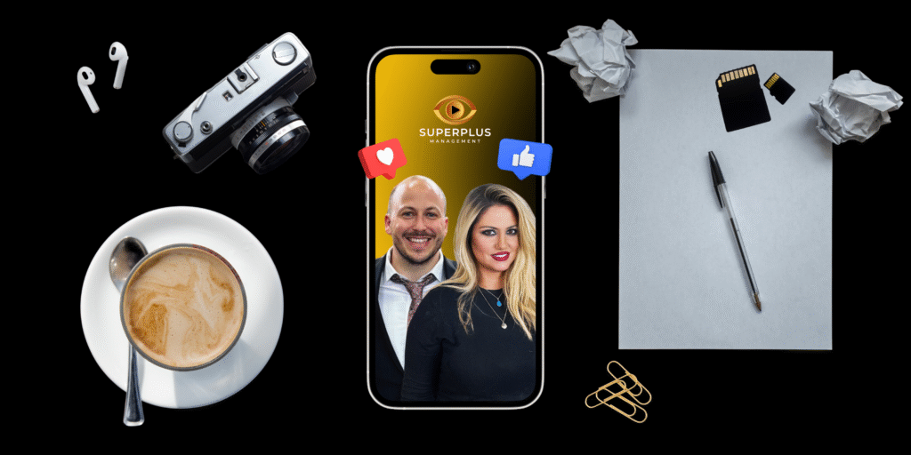 Collage aus Kamera, Smartphone mit SUPERPLUS-Profil und Schreibtischutensilien